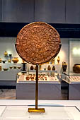 Museo archeologico di Iraklion.  Disco di Festo, in terracotta, con segni ideografici disposti a spirale su entrambi i lati (non decifrati). Lato B. 